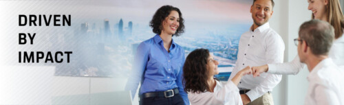 Gruppe von Mitarbeitern von Porsche Consulting versammelt